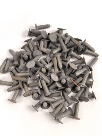 Konvolut eiserne Nieten aus Wehrmachtsbeständen. Am Teller 9mm Durchmesser, Gesamtlänge 15,7mm. Sie erhalten 90 Stück