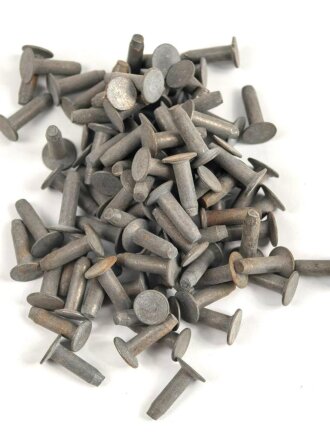 Konvolut eiserne Nieten aus Wehrmachtsbeständen. Am Teller 9mm Durchmesser, Gesamtlänge 15,7mm. Sie erhalten 90 Stück