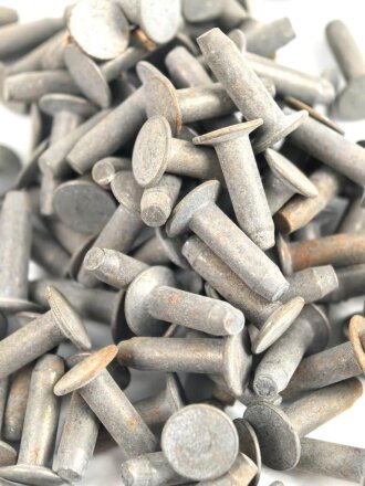 Konvolut eiserne Nieten aus Wehrmachtsbeständen. Am Teller 9mm Durchmesser, Gesamtlänge 15,7mm. Sie erhalten 90 Stück