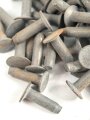 Konvolut eiserne Nieten aus Wehrmachtsbeständen. Am Teller 9mm Durchmesser, Gesamtlänge 15,7mm. Sie erhalten 90 Stück