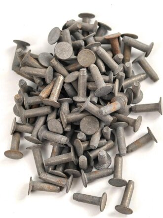 Konvolut eiserne Nieten aus Wehrmachtsbeständen. Am Teller 9mm Durchmesser, Gesamtlänge 15,7mm. Sie erhalten 100 Stück