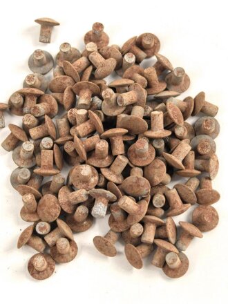 Konvolut eiserne Nieten aus Wehrmachtsbeständen. Am Teller 9mm Durchmesser, Gesamtlänge 8,6mm. Sie erhalten 110 Stück