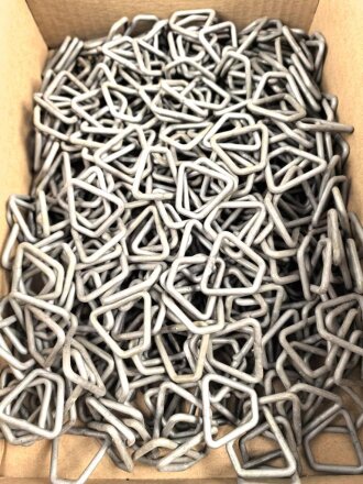 "D-Ring" aus Aluminium, sieht man immer mal wieder bei Aufschiebeschlaufen. Sie erhalten ein ( 1 ) Stück aus originalem Wehrmachtsbestand