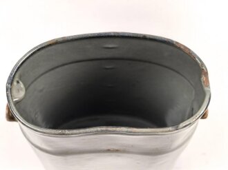 1. Weltkrieg, Unterteil eines Kochgeschirr. Eisen emailliert, datiert 1918 , ungereinigt