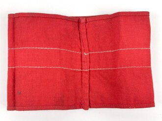 Armbinde für Angehörige der Hitler Jugend. getragenes Stück, das Hakenkreuz gedruckt