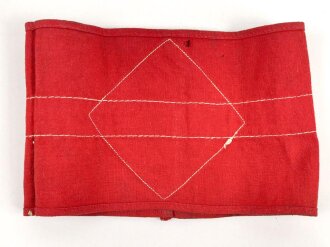 Armbinde für Angehörige der Hitler Jugend. getragenes Stück, das Hakenkreuz gedruckt