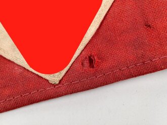 Armbinde für Angehörige der Hitler Jugend. getragenes Stück, das Hakenkreuz gedruckt