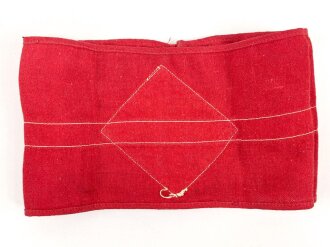 Armbinde für Angehörige der Hitler Jugend. getragenes Stück, das Hakenkreuz gewebt