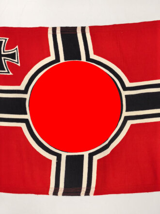 Kriegsmarine, Reichskriegsflagge in der kleinen Ausführung für U-Boote. Markiert " Kr. Fl. 50 x 85" . Guter Zustand