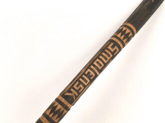 Geschnitzter Spazierstock für einen Angehörigen der Wehrmacht " Smolensk 1943" Sogenannter "Wolchowstock" ENTNAZIFIZIERT, sonst in gutem Gesamtzustand