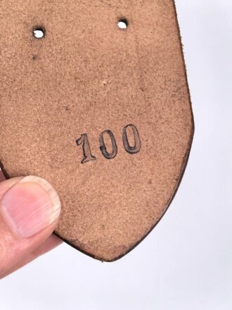 Zweidornkoppel für Führer von Parteiverbänden. Silberne Schließe RZM M5/117, braunes Leder mit Stempel " Eigentum der N.S. Ordensburg" Gesamtlänge 117cm