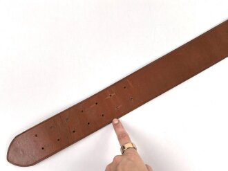 Zweidornkoppel für Führer von Parteiverbänden. Silberne Schließe RZM M5/117, braunes Leder mit Stempel " Eigentum der N.S. Ordensburg" Gesamtlänge 117cm