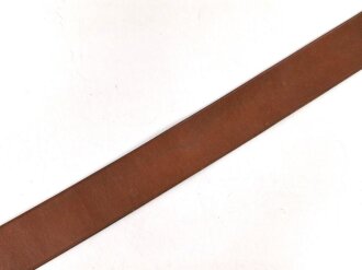Zweidornkoppel für Führer von Parteiverbänden. Silberne Schließe RZM M5/117, braunes Leder mit Stempel " Eigentum der N.S. Ordensburg" Gesamtlänge 117cm