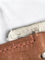 Zweidornkoppel für Führer von Parteiverbänden. Silberne Schließe RZM M5/117, braunes Leder mit Stempel " Eigentum der N.S. Ordensburg" Gesamtlänge 117cm