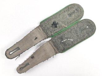 Paar Schulterklappen für einen Unteroffizier der Gebirgsjäger. Getragenes Paar