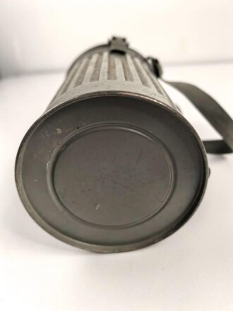 Bereitschaftsbüchse für eine Luftschutz Gasmaske der Firma AUER. Trageriemen Original, guter Zustand, ungereinigt