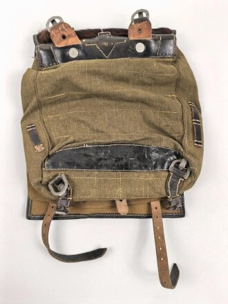 Tornister Wehrmacht. getragenes Stück in gutem Gesamtzustand, datiert 1942