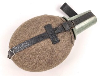 Feldflasche Wehrmacht, Hersteller WAL, belederung unten defekt, sonst sehr guter Zustand, mit zugehöriger Aufschiebeschlaufe. Variante mit grünmeliertem Preßmasse Trinkbecher
