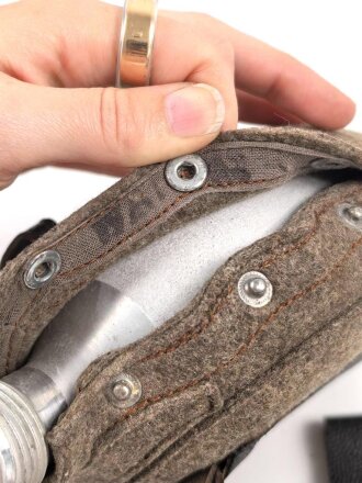 Feldflasche Wehrmacht, Hersteller WAL, belederung unten defekt, sonst sehr guter Zustand, mit zugehöriger Aufschiebeschlaufe. Variante mit grünmeliertem Preßmasse Trinkbecher