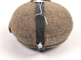 Feldflasche Wehrmacht, Hersteller WAL, belederung unten defekt, sonst sehr guter Zustand, mit zugehöriger Aufschiebeschlaufe. Variante mit grünmeliertem Preßmasse Trinkbecher