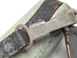 Feldflasche Wehrmacht, Hersteller WAL, belederung unten defekt, sonst sehr guter Zustand, mit zugehöriger Aufschiebeschlaufe. Variante mit grünmeliertem Preßmasse Trinkbecher