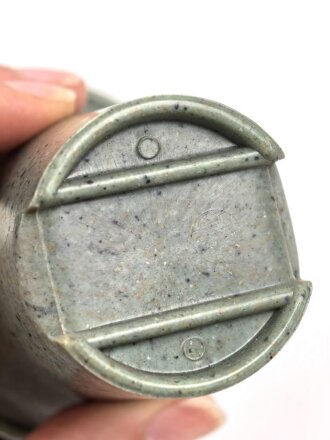 Feldflasche Wehrmacht, Hersteller WAL, belederung unten defekt, sonst sehr guter Zustand, mit zugehöriger Aufschiebeschlaufe. Variante mit grünmeliertem Preßmasse Trinkbecher