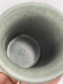 Feldflasche Wehrmacht, Hersteller WAL, belederung unten defekt, sonst sehr guter Zustand, mit zugehöriger Aufschiebeschlaufe. Variante mit grünmeliertem Preßmasse Trinkbecher
