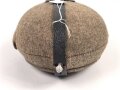 Feldflasche Wehrmacht, Hersteller WAL, belederung unten defekt, sonst sehr guter Zustand, mit zugehöriger Aufschiebeschlaufe. Variante mit grünmeliertem Preßmasse Trinkbecher