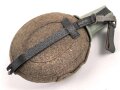 Feldflasche Wehrmacht, Hersteller WAL, belederung unten defekt, sonst sehr guter Zustand, mit zugehöriger Aufschiebeschlaufe. Variante mit grünmeliertem Preßmasse Trinkbecher