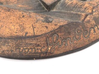 Generalfeldmarschall von Hindenburg, bronzierte Eisenguß Waldplakette, Höhe 37cm. Ungereinigt, guter Gesamtzustand