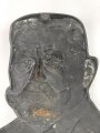 Generalfeldmarschall von Hindenburg, bronzierte Eisenguß Waldplakette, Höhe 37cm. Ungereinigt, guter Gesamtzustand