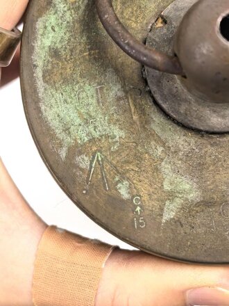 Deutschland nach 1945 "Glocke", Hergestellt aus einer Britischen Messingkartusche datiert 1945.  Recht laut und klingt nach, evtl. für Essensausgabe oder ähnliches. 98,5mm Duchmesser oben, Höhe ohne Ringaufnahme 29,5cm