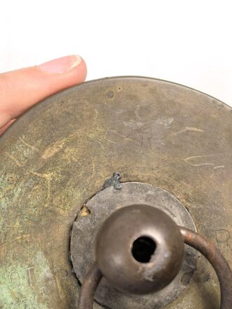 Deutschland nach 1945 "Glocke", Hergestellt aus einer Britischen Messingkartusche datiert 1945.  Recht laut und klingt nach, evtl. für Essensausgabe oder ähnliches. 98,5mm Duchmesser oben, Höhe ohne Ringaufnahme 29,5cm