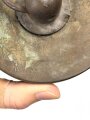 Deutschland nach 1945 "Glocke", Hergestellt aus einer Britischen Messingkartusche datiert 1945.  Recht laut und klingt nach, evtl. für Essensausgabe oder ähnliches. 98,5mm Duchmesser oben, Höhe ohne Ringaufnahme 29,5cm