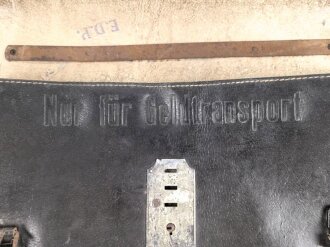 Luftwaffe, Tasche für Geldtransport. schwarzes Leder, kein Hersteller erkennbar, WaA Stempel. Ungereinigt, Schloß lässt sich nicht Schliessen