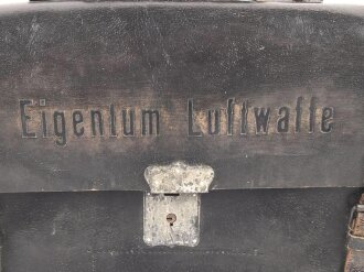 Luftwaffe, Tasche für Geldtransport. schwarzes Leder, kein Hersteller erkennbar, WaA Stempel. Ungereinigt, Schloß lässt sich nicht Schliessen