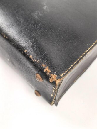 Luftwaffe, Tasche für Geldtransport. schwarzes Leder, kein Hersteller erkennbar, WaA Stempel. Ungereinigt, Schloß lässt sich nicht Schliessen