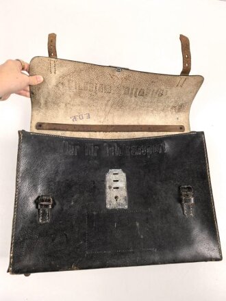 Luftwaffe, Tasche für Geldtransport. schwarzes Leder, kein Hersteller erkennbar, WaA Stempel. Ungereinigt, Schloß lässt sich nicht Schliessen