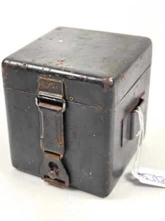 Batteriekasten ( Behälter für Stromquelle ) für diverse Optiken der Wehrmacht, Originallack