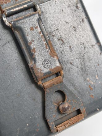 Batteriekasten ( Behälter für Stromquelle ) für diverse Optiken der Wehrmacht, Originallack