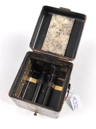 Batteriekasten ( Behälter für Stromquelle ) für diverse Optiken der Wehrmacht, Originallack