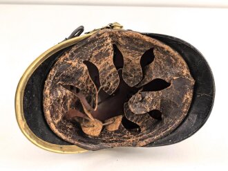 Bayern, Raupenhelm Modell 1868 für Artilleristen . Gereinigtes Stück, guter Gesamtzustand