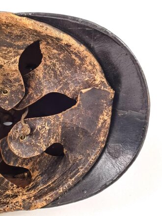 Bayern, Raupenhelm Modell 1868 für einen Artilleristen . Gereinigtes Stück, guter Gesamtzustand