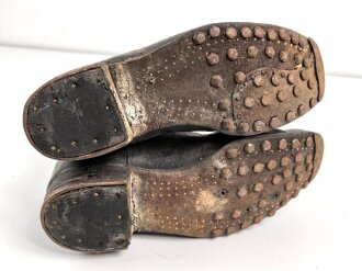 Paar Stiefel für Unteroffiziere. Oben im Schaft Kammerstempel sowie ein RZM ? Stempel. Ungereinigtes Paar, Sohlenlänge 30,5cm