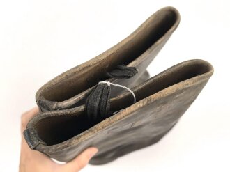 Paar Stiefel für Unteroffiziere. Oben im Schaft Kammerstempel sowie ein RZM ? Stempel. Ungereinigtes Paar, Sohlenlänge 30,5cm