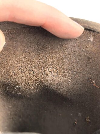 Paar Stiefel für Unteroffiziere. Oben im Schaft Kammerstempel sowie ein RZM ? Stempel. Ungereinigtes Paar, Sohlenlänge 30,5cm