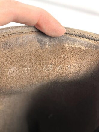 Paar Stiefel für Unteroffiziere. Oben im Schaft Kammerstempel sowie ein RZM ? Stempel. Ungereinigtes Paar, Sohlenlänge 30,5cm