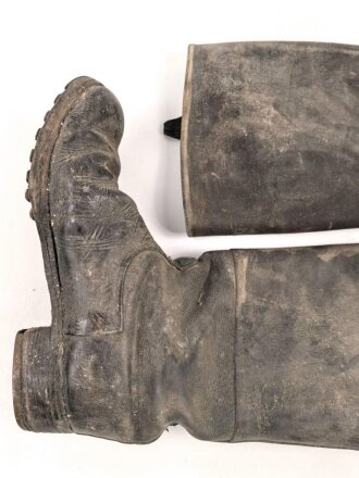 Paar Stiefel für Unteroffiziere. Oben im Schaft Kammerstempel sowie ein RZM ? Stempel. Ungereinigtes Paar, Sohlenlänge 30,5cm