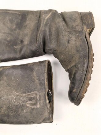 Paar Stiefel für Unteroffiziere. Oben im Schaft Kammerstempel sowie ein RZM ? Stempel. Ungereinigtes Paar, Sohlenlänge 30,5cm