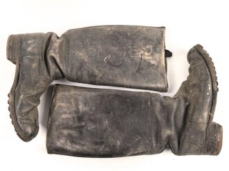 Paar Stiefel für Unteroffiziere. Oben im Schaft Kammerstempel sowie ein RZM ? Stempel. Ungereinigtes Paar, Sohlenlänge 30,5cm